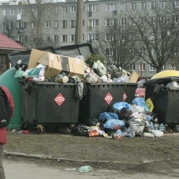 Mieszkańcy Czarnowa boją się, że komuś może strzelić do głowy pomysł, żeby podpalić przepełnione odpadami pojemniki. Tak stało się w zeszłym tygodniu na Szydłówku a w czwartek przy ul. Wiśniowej i na osiedlu Świętokrzyskim w Kielcach.