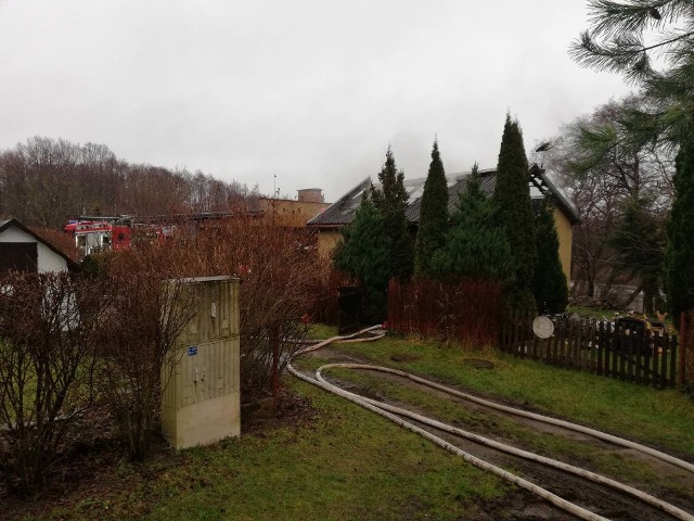 Pożar przy ul. Polnej w Ustce. Jedna osoba poszkodowana.