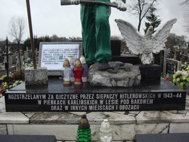 Pomnik na cmentarzu w Wolborzu po umieszczeniu tablicy smoleńskiej i po jej usunięciu