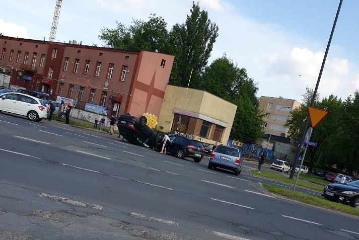 Wypadki na ulicach Łodzi:Tramwaj zderzył się z autokarem, samochód przewrócił się na dach