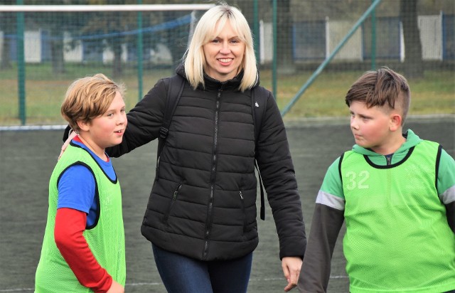 Danuta Czapla, nauczycielka wychowania fizycznego w Szkole Podstawowej nr 2 w Choczni, wraz ze swoimi podopiecznymi w rozgrywkach "Z Podwórka na Stadion o Puchar Tymbarku" na szczeblu gminy Wadowice.