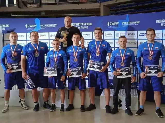 Zdobywcy medali dla ZKS Stal Rzeszów z trenerem Sebastianem Maczugą