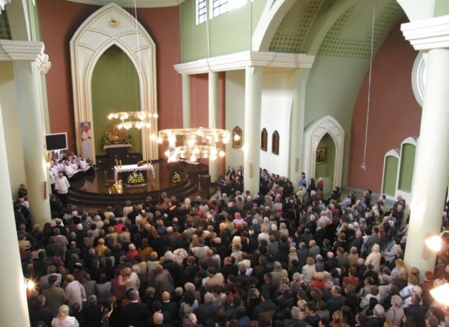Niedzielna uroczystość przyciągnęła do grajewskiego kościoła tłumy wiernych. Parafianie nie kryli wzruszenia i wspominali świętego Jana Pawła II.