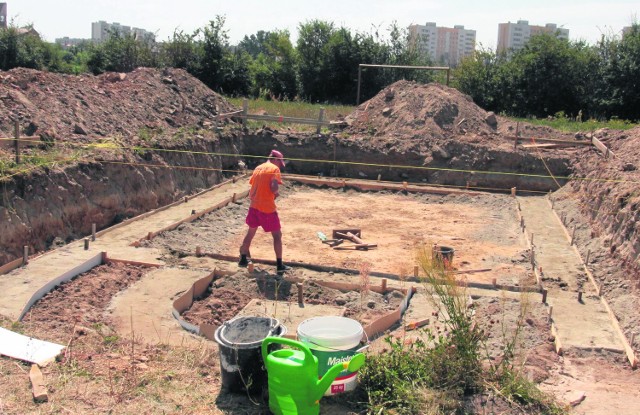 Na placu za szkołą przy ulicy Wierzbickiej w Radomiu już są wylewane fundamenty pod astrobazę.