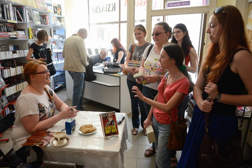 Aneta Jadowska podpisuje swoje książki w księgarni "Hobbit"