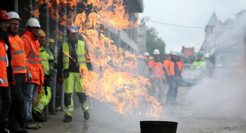 Pożar na budowie biurowca Nowy Targ. Pracownicy gasili ogień na ćwiczeniach [ZDJĘCIA, FILM]