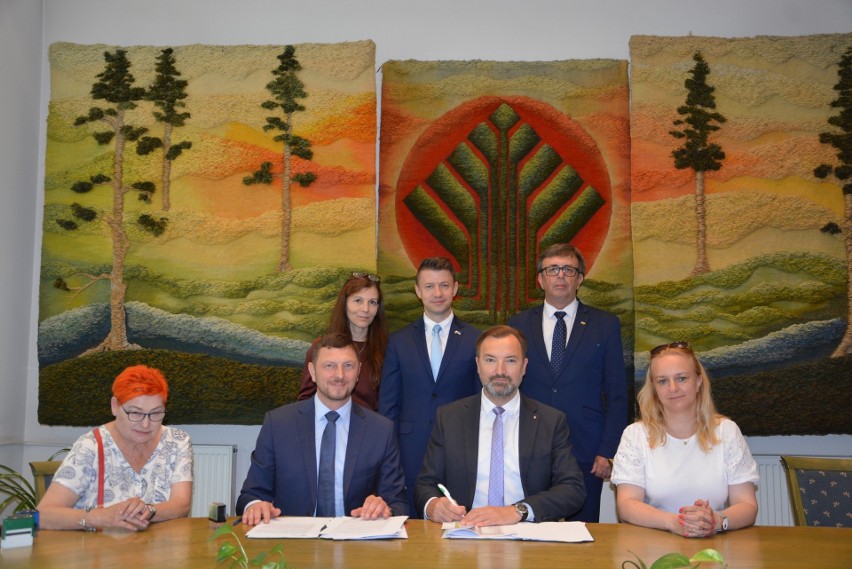 Podpisanie umowy na 21 milionów złotych dotacji dla szpitala...