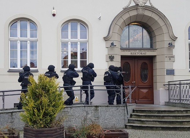 „W poniedziałek (11 grudnia) do Rektoratu Uniwersytetu Zielonogórskiego przy ul. Licealnej wchodzi sfrustrowany z powodu niezaliczenia ważnego egzaminu student, który dysponując zabranym od ojca będącego kolekcjonerem broni, karabinkiem automatycznym zaczyna strzelać do wszystkich znajdujących się w budynku osób. Informacja o napastniku natychmiast telefonicznie przekazana zostaje do dyżurnego KMP w Zielonej Górze, który na miejsce kieruje wszystkie dostępne siły i środki. Podczas działań okazuje się, że napastnik może mieć przy sobie także urządzenie wybuchowe.” - to założenie do ćwiczenia realizowanego przez policjantów z Komendy Miejskiej Policji w Zielonej Górze na terenie budynku Rektoratu Uniwersytetu Zielonogórskiego.Ćwiczenia rozpoczęły się o godz. 9.00 wykładem w sali Senatu Uniwersytetu Zielonogórskiego. Podczas prelekcji, policjant prowadzący ćwiczenie wyjaśnił zgromadzonym pracownikom, obserwatorom i przedstawicielom UZ biorącym udział w ćwiczeniach, co należy zrobić w sytuacji zagrożenia, gdyby do podobnej sytuacji doszło w rzeczywistości. Wyjaśnił m.in. jak powinny zachować się osoby, które stały się świadkami takiego zdarzenia, kogo i w jaki sposób powinny powiadomić, a także jaki informacje przekazać i na co zwrócić uwagę.Przeczytaj też:   Pensja minimalna od 1 stycznia 2018. Ile dostaniemy na rękę? [SONDA]Zobacz rownież: Magazyn Informacyjny Gazety Lubuskiej. Najważniejsze informacje tygodnia: