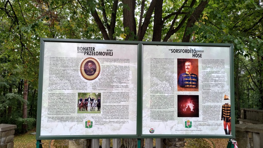 Pamiątkowa tablica na cmentarzu wojennym na Jabłońcu w...