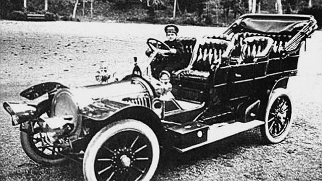 Kilkuletni Aleksiej Romanow, następca rosyjskiego tronu, w samochodzie Delaunay-Belleville "triple phaeton"