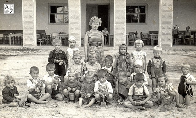 Ogród jordanowski w Zamościu. Lata 60. ubiegłego wieku. Na zdjęciu dzieci z wychowawczynią. Fotografię przekazał do APZ Władysław Surmacz