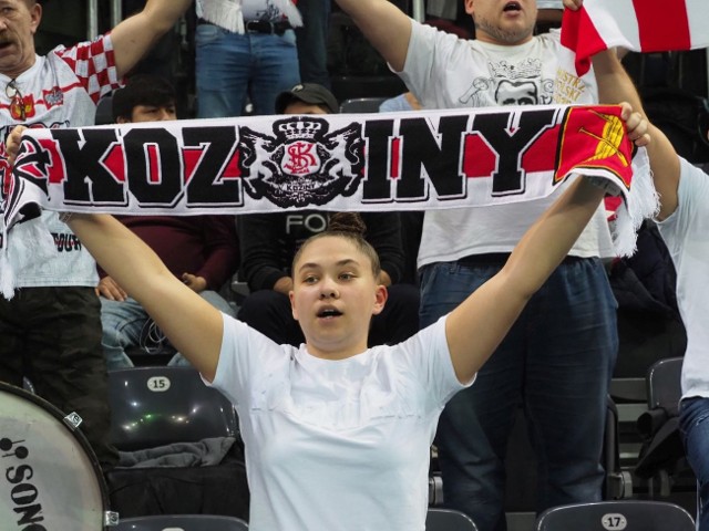 W spotkaniu trzeciej kolejki Ligi Mistrzyń siatkarek rozegranym w Łodzi  ŁKS Commercecon pokonał 3:1  Fenerbahce Opet Stambuł. Łodzianki kapitalnie dopingowali ich wierni kibice. Zobaczcie to koniecznie na zdjęciach. KLIKNIJ DALEJ >>>