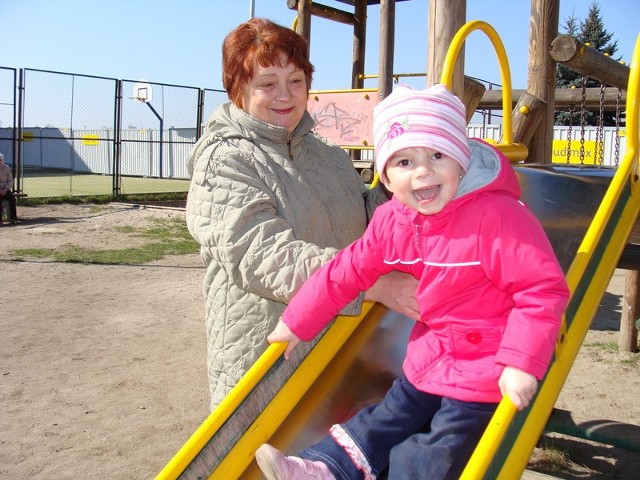 Krystyna Kowalska z wnuczką Agatką wybrały się na plac zabaw. Cała rodzina czeka na miejsce w przedszkolu.
