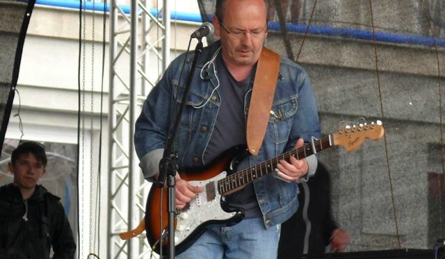 Wes Gałczyński jako lider gra z zespołem Power Train twardy rokowy blues i od lat zachwyca słuchaczy na koncertach brzmieniem swojej gitary