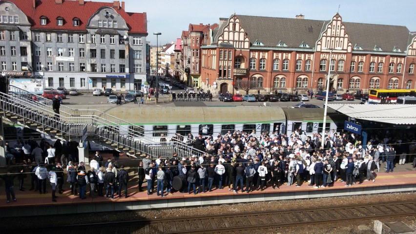 Kibice Legii Warszawa tłumnie przyjechali na mecz Legia -...