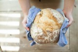 Tak zrobisz domowy chleb na drożdżach. Lista składników i przepis krok po kroku na domowe pieczywo. Prosty i szybki przepis na chleb