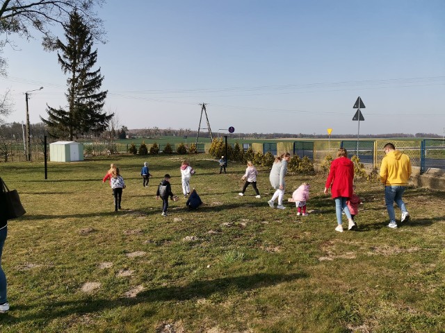 Dzieci z Cieląt przy szkole poszukiwały jajek wielkanocnych