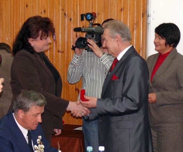 Kanclerz prof. dr Janusz Merski wręcza medal dr Lidii Błądek. 