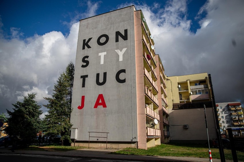 Znów się śmieją z Białegostoku. Tym razem Mazurek i Stanowski na tapetę wzięli "zmalowany blok" muralem KONSTYTUCJA