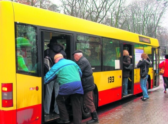 Wielu pasażerów MPK nie wiedziało, że w lutym br. stracili ulgi. Teraz odzyskali je przynajmniej mieszkańcy gminy Łomża.