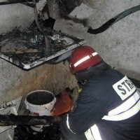 Strażacy kończą gaszenie pożaru w piwnicy domku w Wejdykach