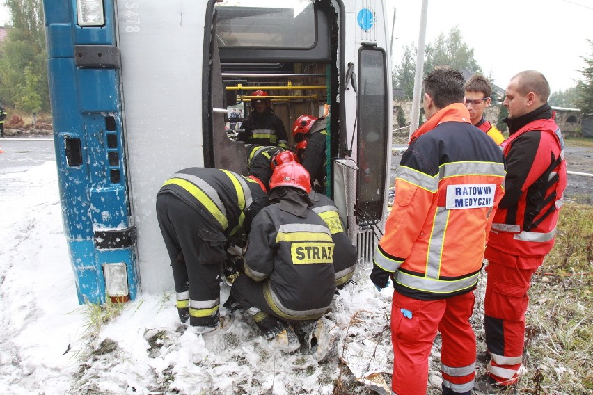 Wypadek autobusu w Lipinach [ZDJĘCIA Z ĆWICZEŃ STRAŻAKÓW]