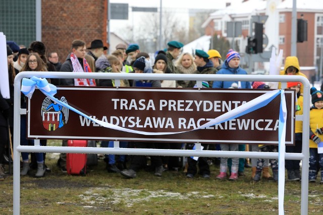 Dziś (18 stycznia) odbyła się uroczystość nadania Trasie Średnicowej Północnej w Toruniu imienia prezydenta Władysława Raczkiewicza.- Tej znaczącej trasie nadajemy dziś imię wyjątkowego człowieka, wpisanego w najlepsze przedwojenne tradycje Torunia. Czcimy Władysława Raczkiewicza jako jednego z najważniejszych działaczy państwowych, zasłużonego wojewody pomorskiego oraz prezydenta Rzeczypospolitej na uchodźstwie w czasie drugiej wojny światowej - powiedział prezydent Torunia Michał Zaleski podczas uroczystego nadania nazwy nowej trasie.[UMT-torun.pl]Polecamy:Najlepsze toruńskie restauracje TOPMistrzowie parkowania w ToruniuSkąd się wzięły nasze nazwiskaNowosciTorun