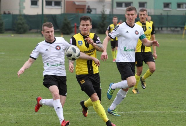 Marcin Radzimowski Piłkarze Siarki (żółto-czarne stroje) przegrali wyjazdowy mecz z Gwardią Koszalin.