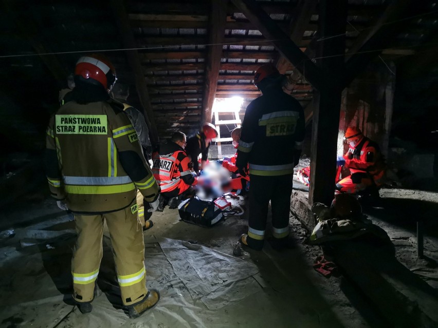 Tragedia na dachu kamienicy przy ul. Grodzkiej w Przemyślu. Nie udało się uratować 71-letniego mężczyzny [ZDJĘCIA]