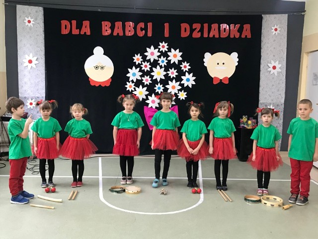 Uczniowie Szkoły Podstawowej imienia św.  Jadwigi Królowej w Bilczy wraz z wychowawcami przygotowali program artystyczny, aby podziękować Babciom i Dziadkom za dobro i wyrazić swoją miłość.