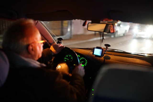 Aż 68,7 procent ankietowanych odpowiedziało, że z taksówek korzysta najczęściej przy okazji wieczornych wyjść na imprezy.
