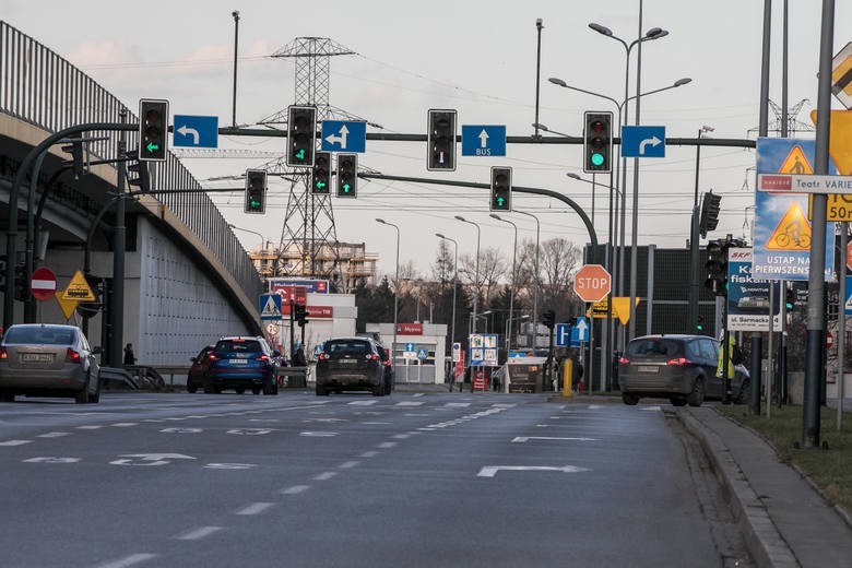 Drogi w Małopolsce opustoszały. Mniej mandatów, wypadków i kontroli trzeźwości