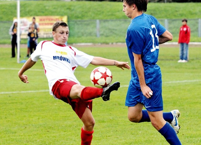 Kamil Pydych (biała koszulka) i Sebastian Romanek jeszcze niedawno grali w juniorach Stali. W III lidze stanęli  już po przeciwnych stronach.