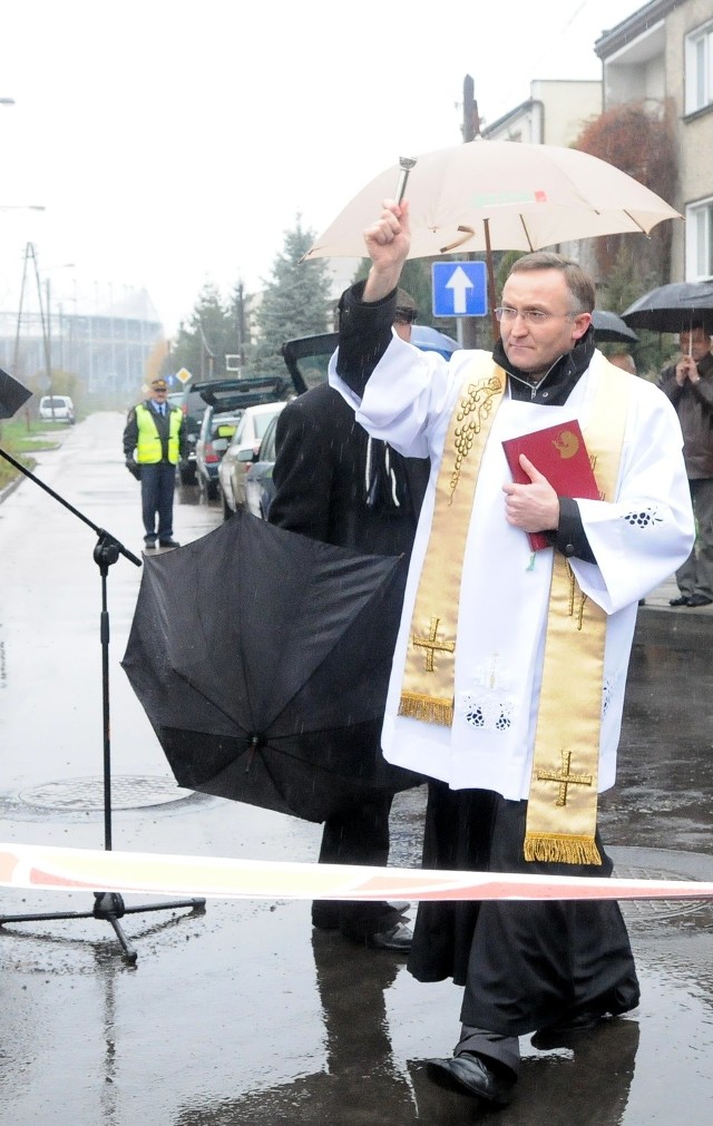 Wyremontowane ulice poświęcił ksiądz Dariusz Galant, proboszcz zawarciańskiej parafii przy ul. Brackiej