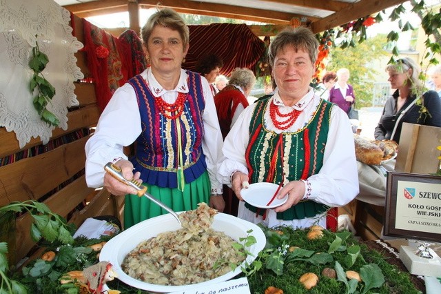 Leśne kurki po naszemu &#8211; tą potrawą, którą przygotowały panie z Koła Gospodyń Wiejskich Szewczanki Katarzyna Kowalska i Anna Szymonek z gminy Sitkówka &#8211; Nowiny wszyscy się zajadali.