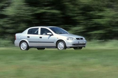 Fot. Opel: Opel Astra II z nadwoziem sedan.
