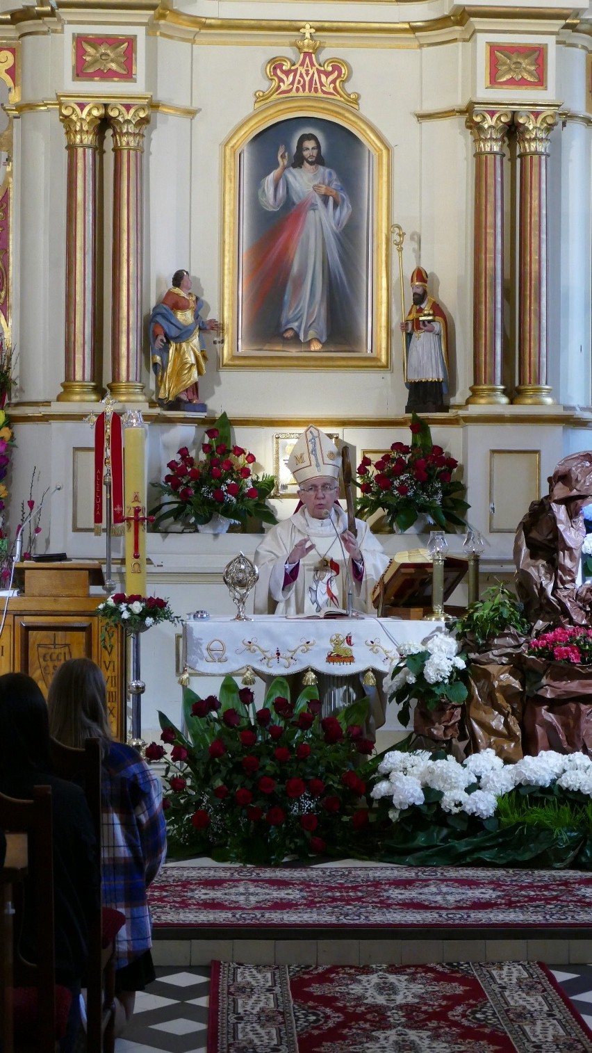 Wprowadzenie relikwii świętej siostry Faustyny w Dąbrowie z udziałem arcybiskupa. Zobaczcie zdjęcia