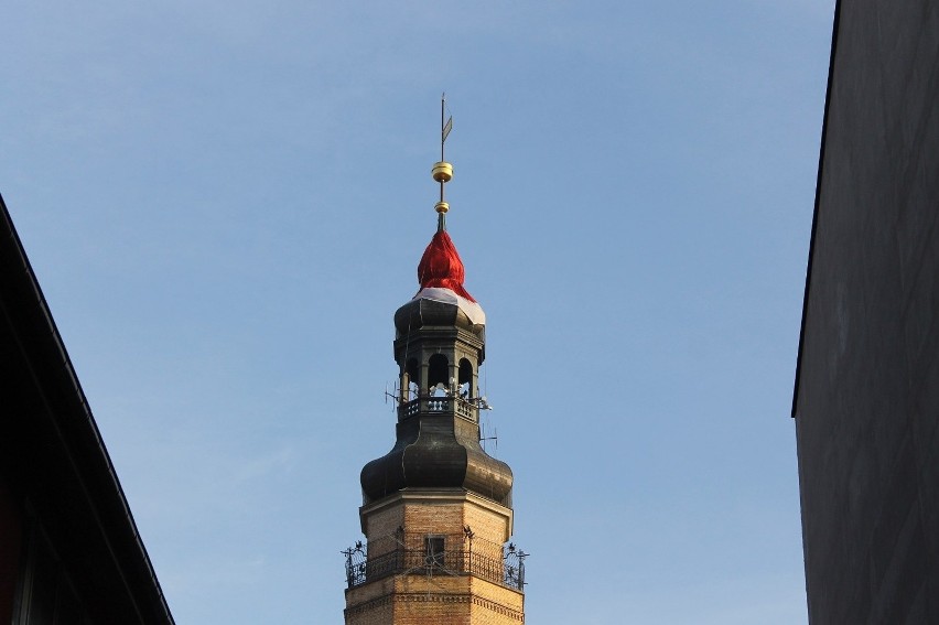 Duża czapka Mikołaja na ratuszowej wieży. Mniejsze na pomnikach [Zdjęcia]