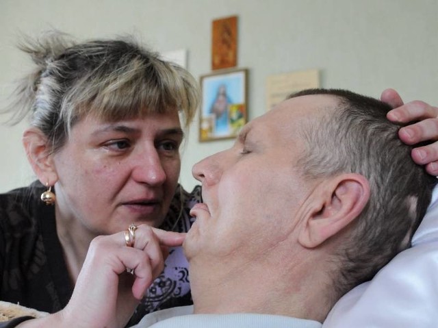 Teresa Waliszewska codziennie rozmawia ze swoim mężem. Wierzy, że ją słyszy i jej potrzebuje.