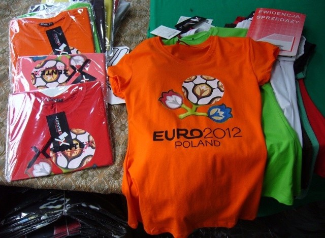 Koszulki z logiem Euro 2012 ujawnione przez celników podczas kontroli granicznej.