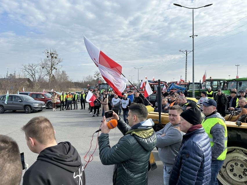 Protest rolników na węźle drogowym w Jedlance w gminie Jedlińsk. Ekspresowa "siódemka" była zablokowana