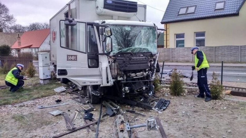 Poważny wypadek w Parlinie. Dwie ciężarówki zderzyły się z busem