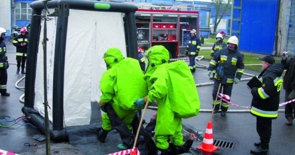 Niektóre działania strażacy musieli przeprowadzić w gazoszczelnych uniformach