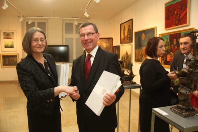 Szefowej Biura Wystaw Artystycznych Stanisławie Zacharko gratulował prezes Wodociągów Kieleckich Henryk Milcarz.
