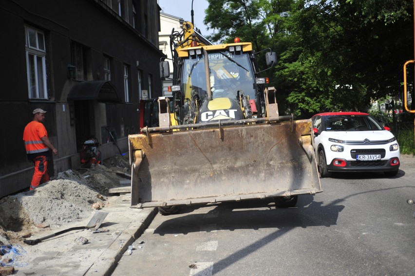 Kraków. Rozkopali plac Biskupi, podzielą go na strefy [ZDJĘCIA]