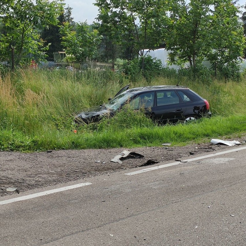 Wyrzyki. Wypadek na DK 64 na trasie Bożejewo - Łomża. Zderzyły się trzy pojazdy. Droga jest zablokowana