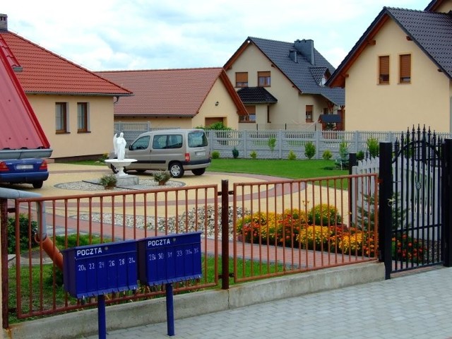 Sieroniowice, Balcarzowice - trzy lata po przejściu tornada. Mieszkancy wsi odbudowali swoje domy.