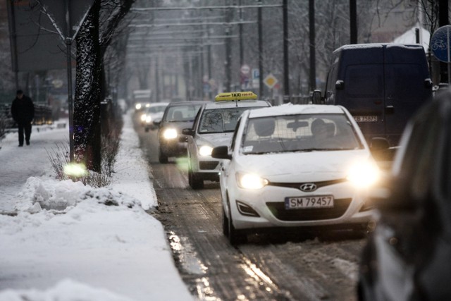 Późnym wieczorem w regionie zacznie padać śnieg z deszczem, co jeszcze pogorszy warunki na drogach.
