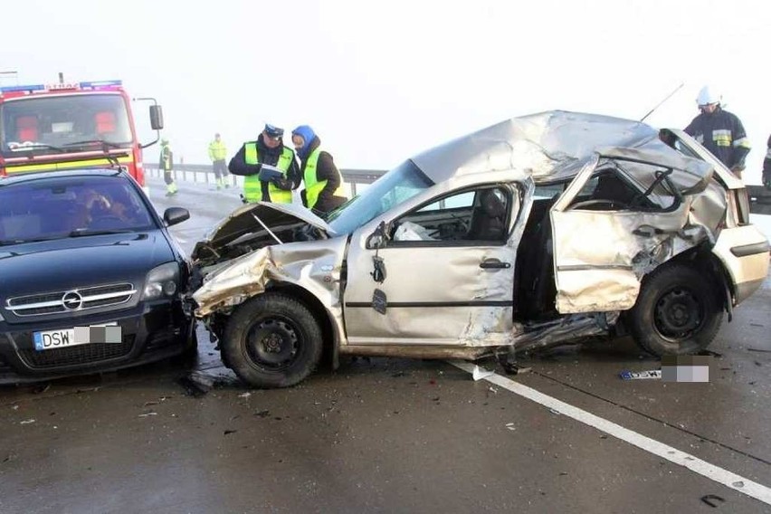 Karambol na łączniku autostrady A4 pod Świdnicą. Zderzyły się 24 auta [ZDJĘCIA]