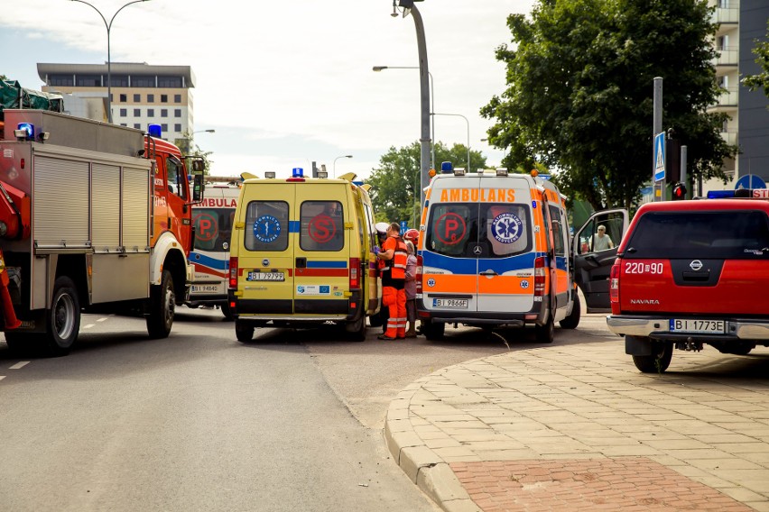 Autobus BKM linii 20 uderzył w słup. To był nieszczęśliwy wypadek. 15 osób zostało rannych [ZDJĘCIA, WIDEO]